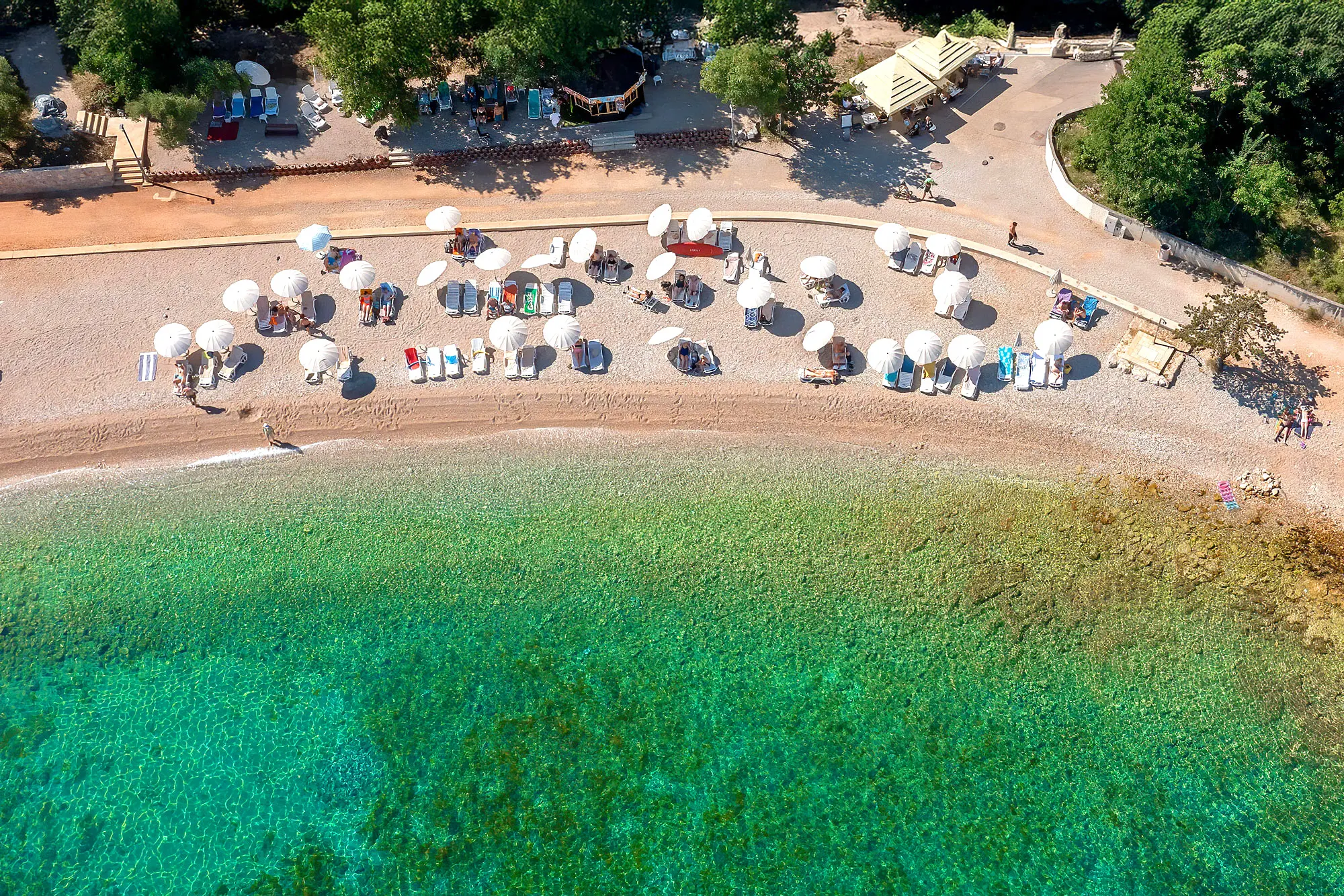 Blizina šljunčane plaže, šetnice i restorana
